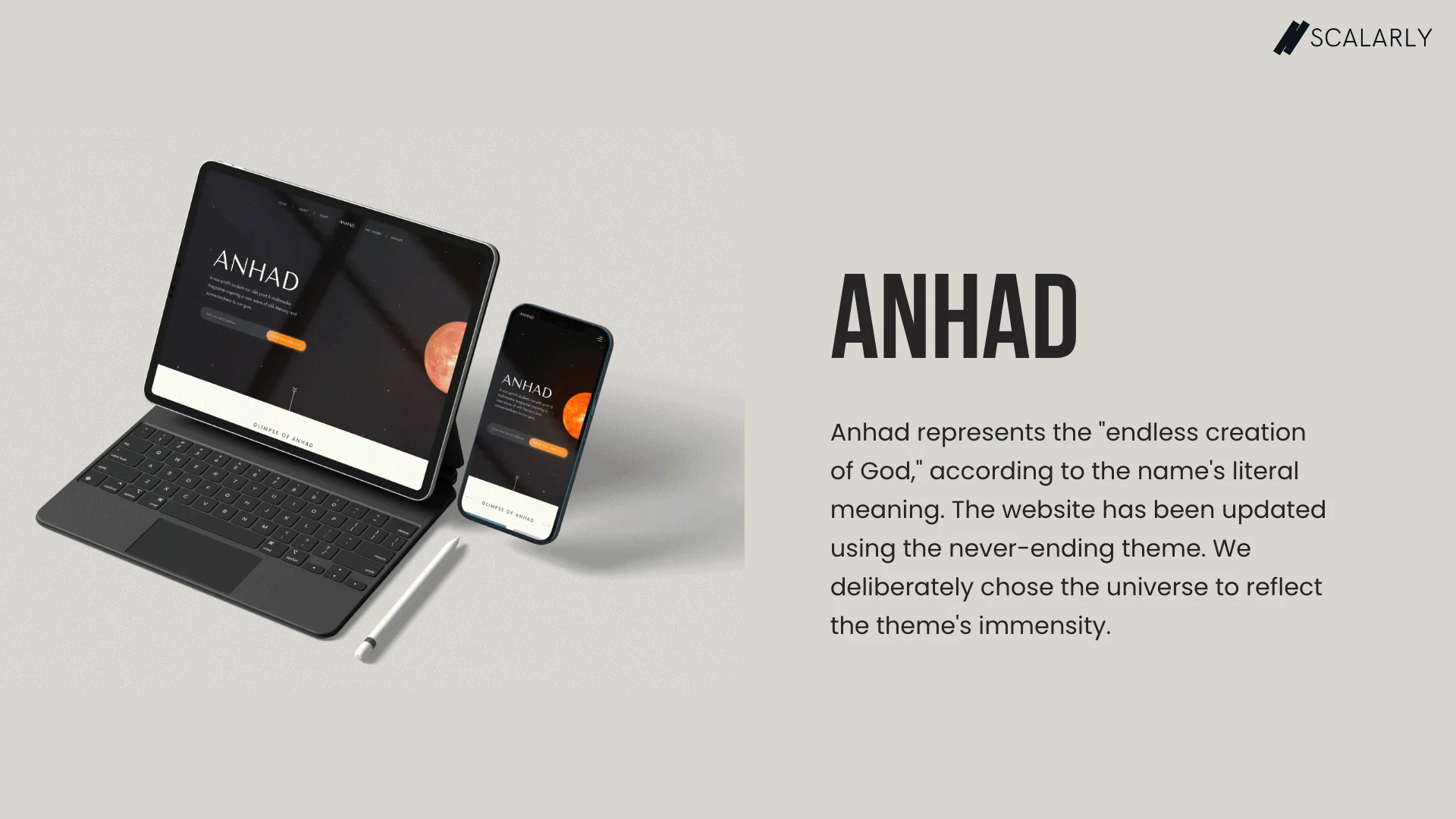 Sitio Anhad en modo oscuro con imágenes cósmicas naranjas en mockups de tableta y móvil.