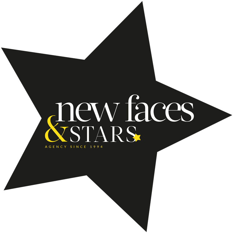 Logotipo de la agencia New Faces & Stars en blanco y amarillo con una estrella oscura sobre fondo negro.